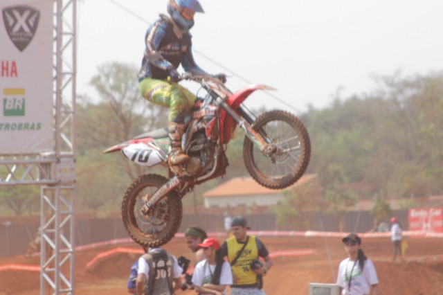Ricardo Ojeda é homenageado durante a final do Brasileiro de Motocross