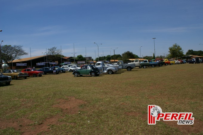 Encontro de carros antigos recebe milhares de pessoas