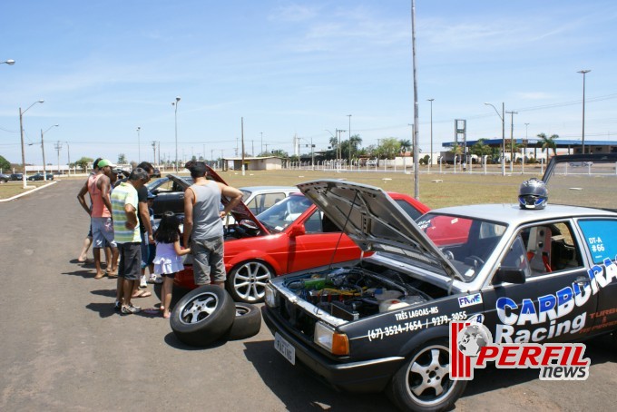 Encontro de carros antigos recebe milhares de pessoas