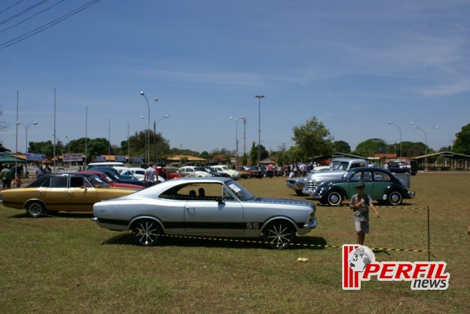 Encontro de carros antigos recebe milhares de pessoas