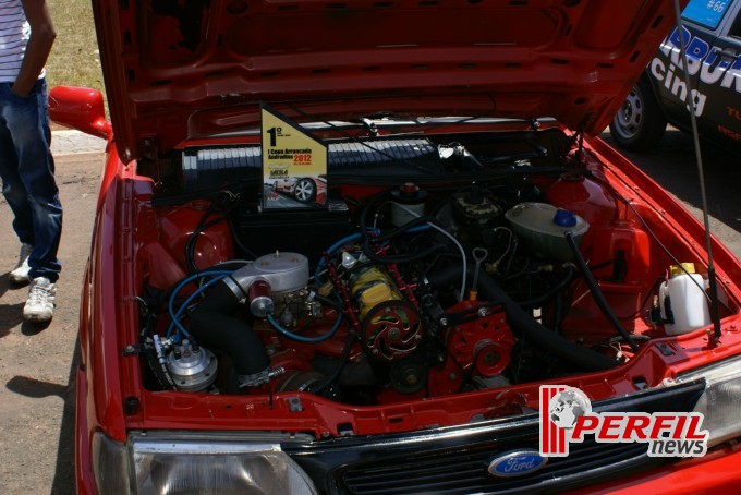 Encontro de carros antigos recebe milhares de pessoas