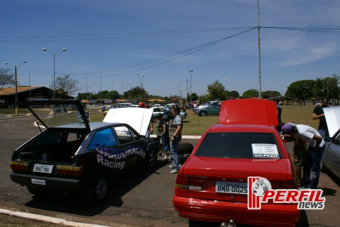 Encontro de carros antigos recebe milhares de pessoas