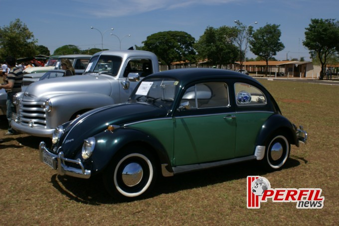 Encontro de carros antigos recebe milhares de pessoas