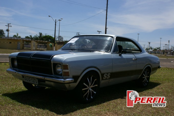 Encontro de carros antigos recebe milhares de pessoas