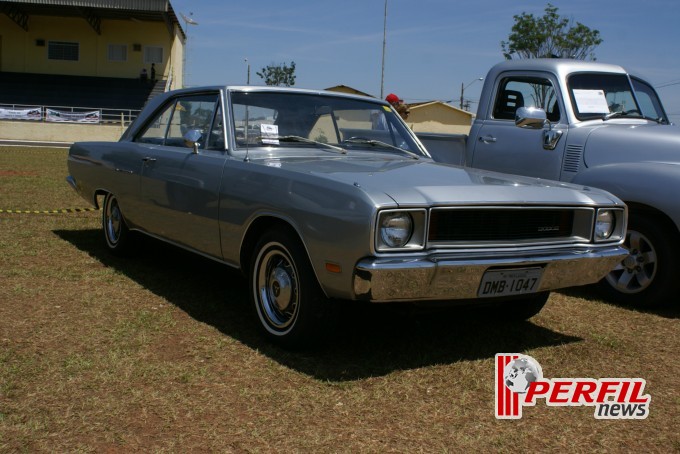 Encontro de carros antigos recebe milhares de pessoas