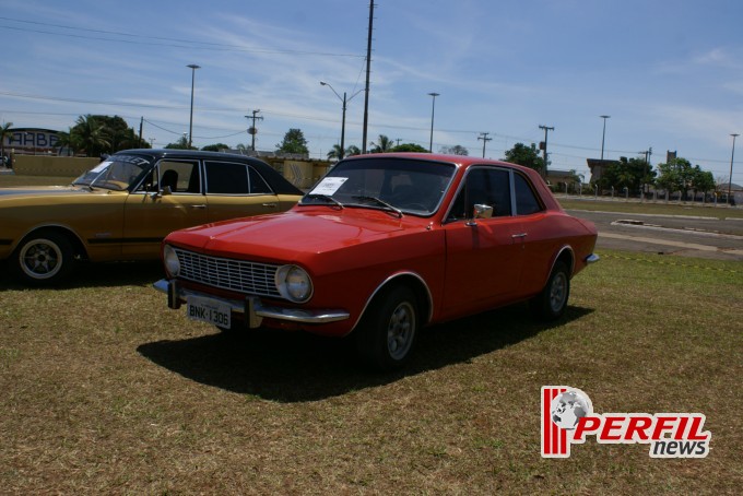 Encontro de carros antigos recebe milhares de pessoas