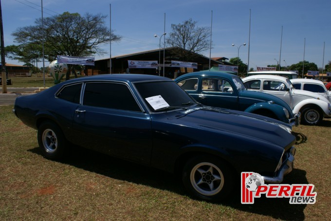 Encontro de carros antigos recebe milhares de pessoas