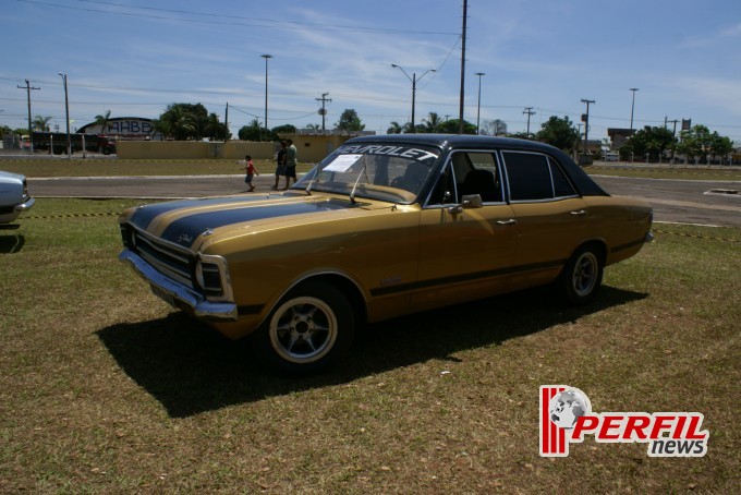 Encontro de carros antigos recebe milhares de pessoas