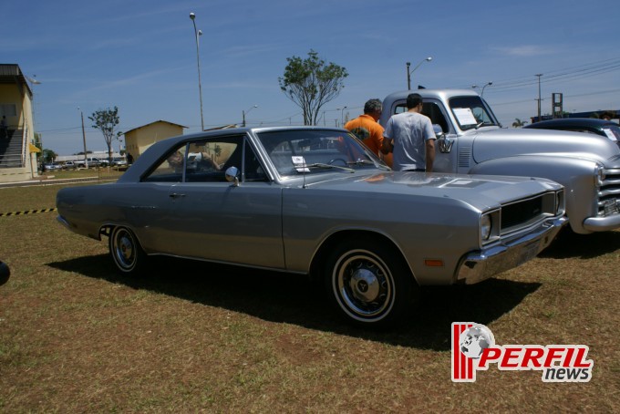 Encontro de carros antigos recebe milhares de pessoas