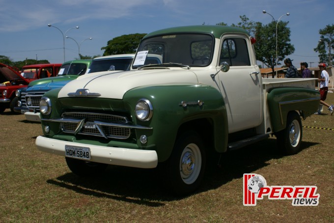 Encontro de carros antigos recebe milhares de pessoas