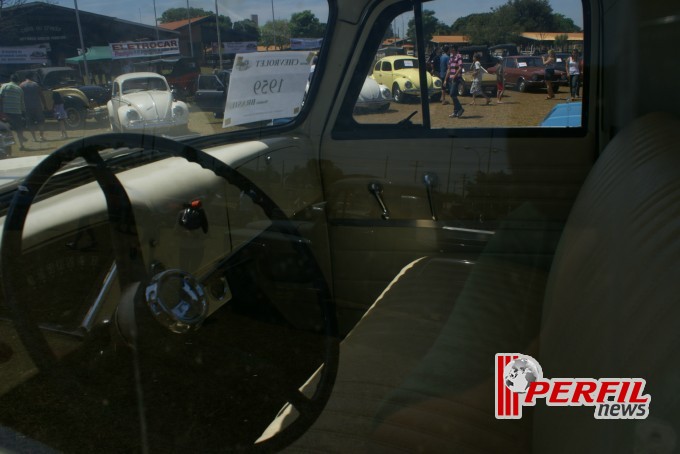 Encontro de carros antigos recebe milhares de pessoas