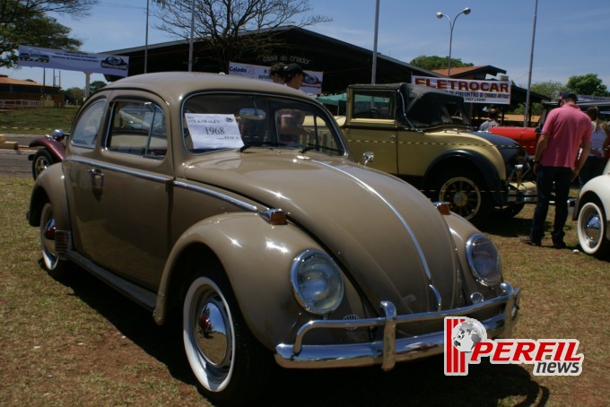 Encontro de carros antigos recebe milhares de pessoas