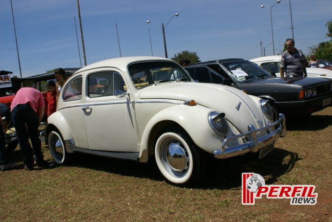 Encontro de carros antigos recebe milhares de pessoas