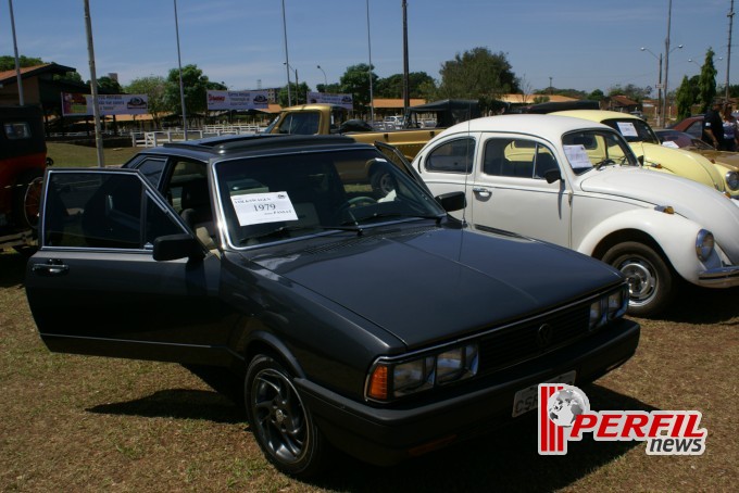 Encontro de carros antigos recebe milhares de pessoas