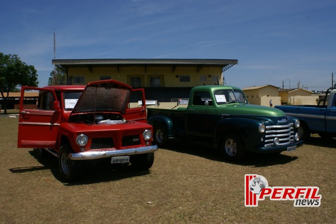 Encontro de carros antigos recebe milhares de pessoas