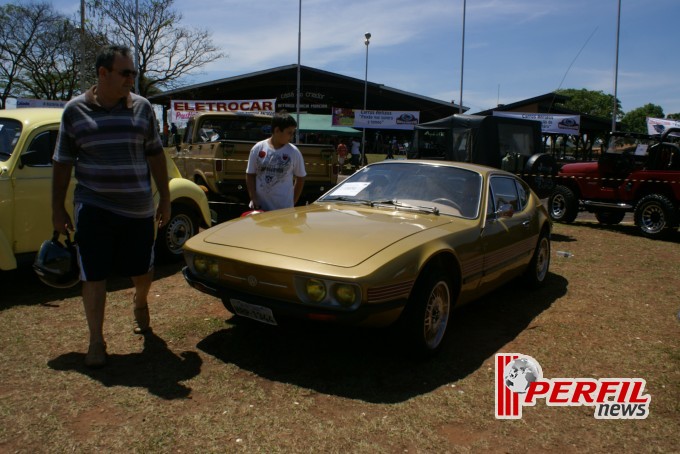 Encontro de carros antigos recebe milhares de pessoas