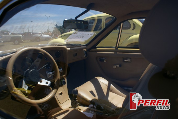 Encontro de carros antigos recebe milhares de pessoas