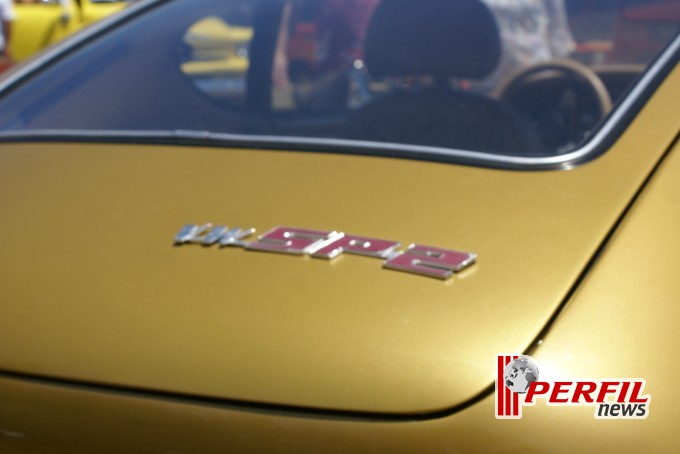 Encontro de carros antigos recebe milhares de pessoas