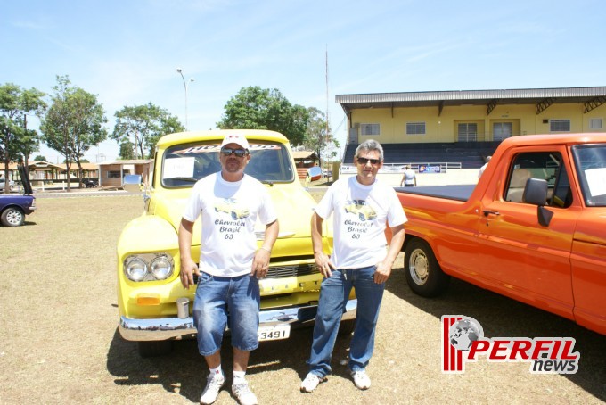 Encontro de carros antigos recebe milhares de pessoas
