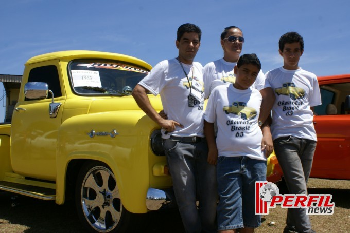 Encontro de carros antigos recebe milhares de pessoas