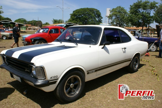 Encontro de carros antigos recebe milhares de pessoas