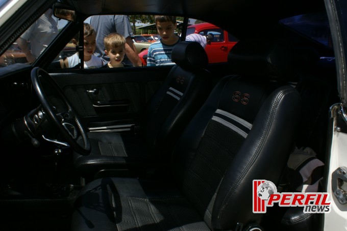 Encontro de carros antigos recebe milhares de pessoas