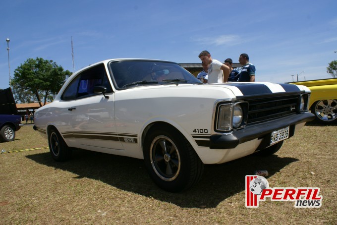 Encontro de carros antigos recebe milhares de pessoas