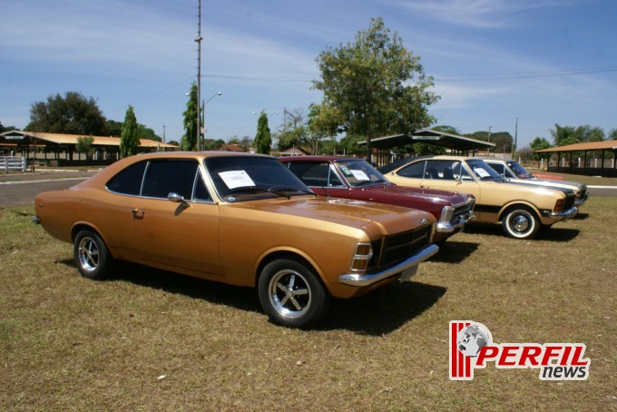 Encontro de carros antigos recebe milhares de pessoas