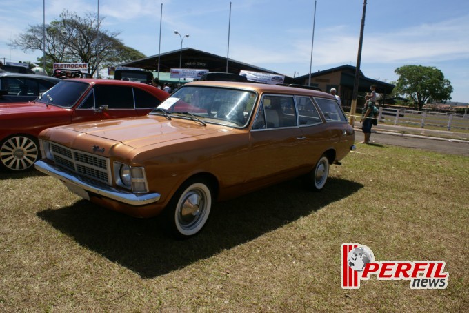 Encontro de carros antigos recebe milhares de pessoas