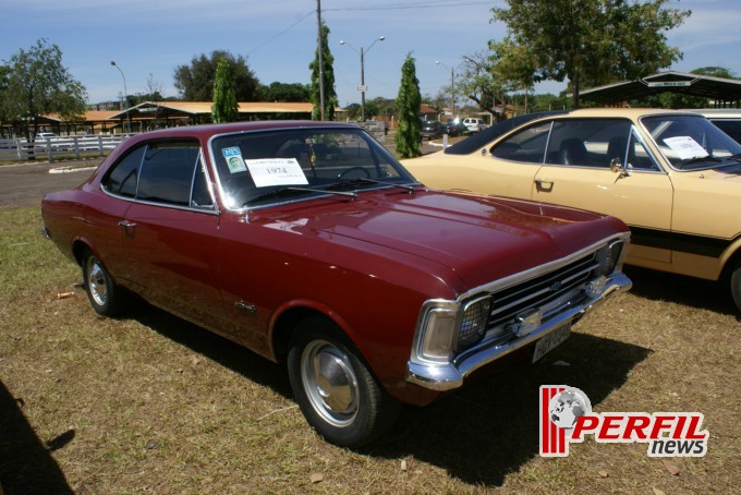 Encontro de carros antigos recebe milhares de pessoas