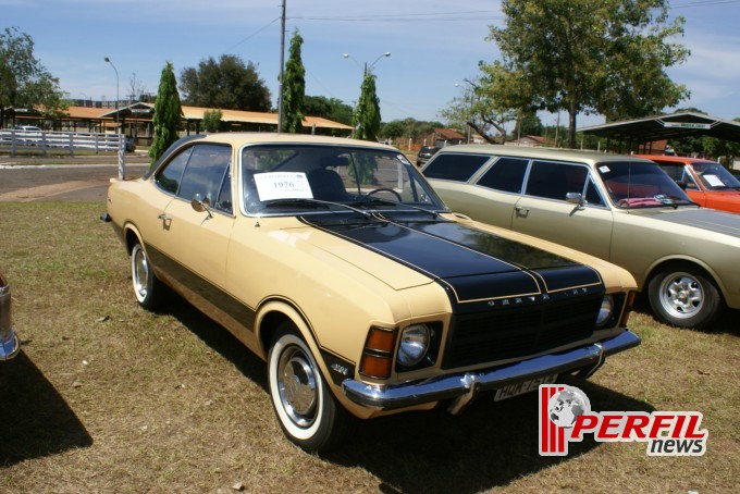 Encontro de carros antigos recebe milhares de pessoas