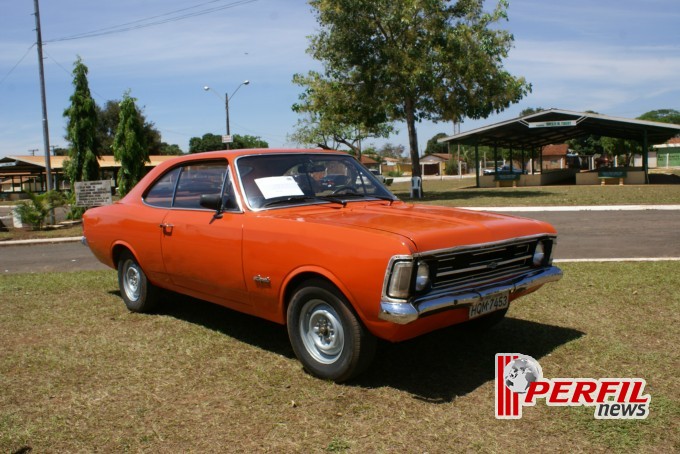 Encontro de carros antigos recebe milhares de pessoas
