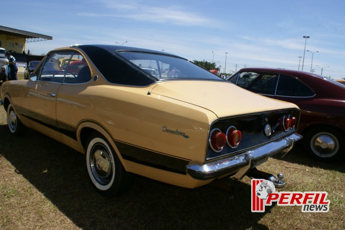 Encontro de carros antigos recebe milhares de pessoas