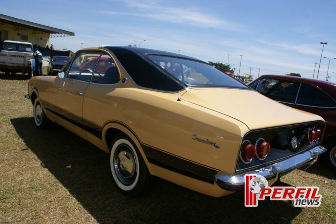 Encontro de carros antigos recebe milhares de pessoas