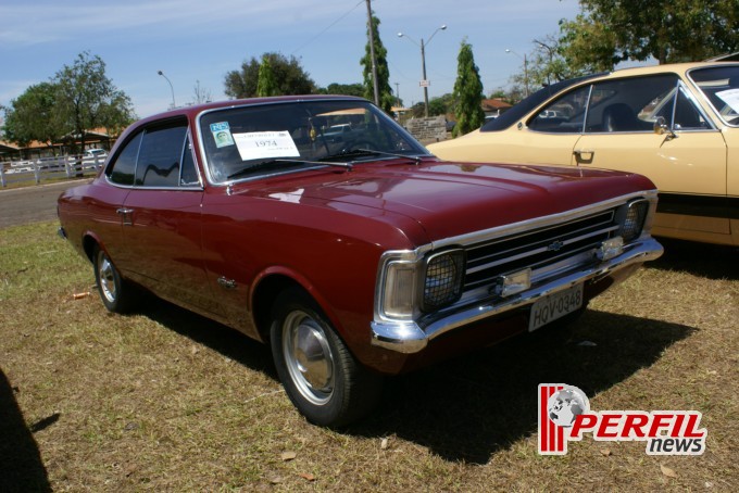 Encontro de carros antigos recebe milhares de pessoas