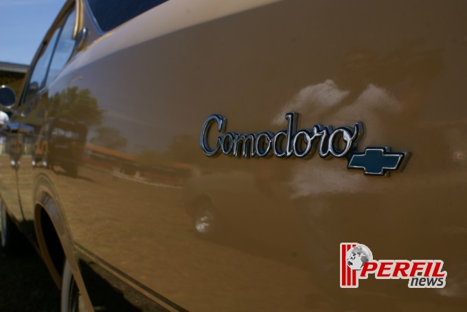 Encontro de carros antigos recebe milhares de pessoas