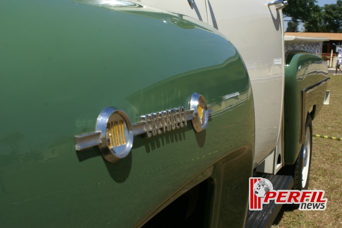 Encontro de carros antigos recebe milhares de pessoas