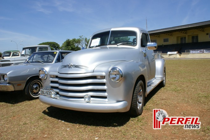 Encontro de carros antigos recebe milhares de pessoas