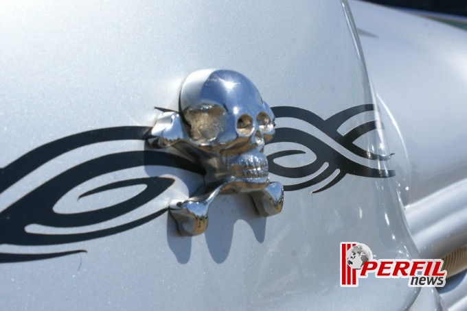 Encontro de carros antigos recebe milhares de pessoas