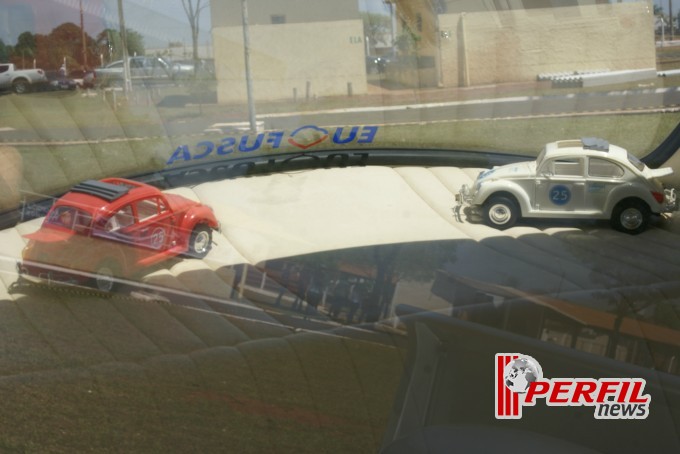 Encontro de carros antigos recebe milhares de pessoas