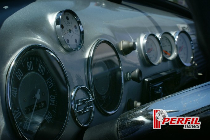 Encontro de carros antigos recebe milhares de pessoas