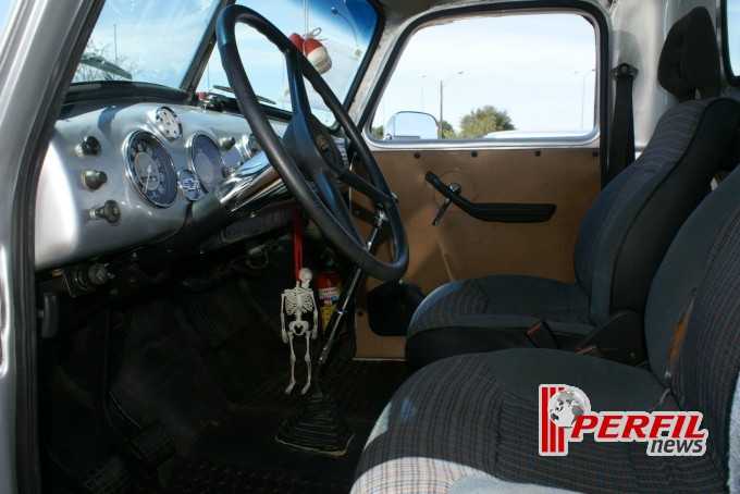 Encontro de carros antigos recebe milhares de pessoas