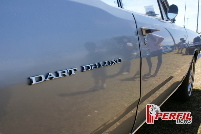 Encontro de carros antigos recebe milhares de pessoas