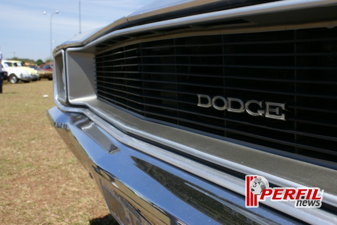 Encontro de carros antigos recebe milhares de pessoas