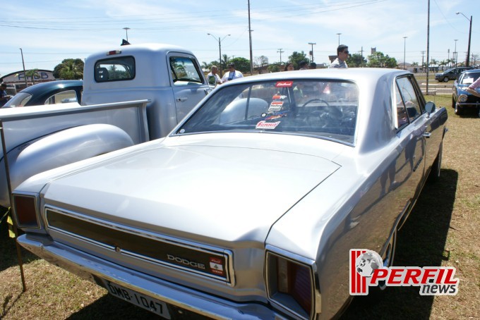 Encontro de carros antigos recebe milhares de pessoas