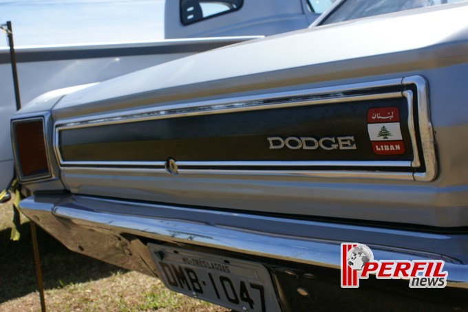 Encontro de carros antigos recebe milhares de pessoas