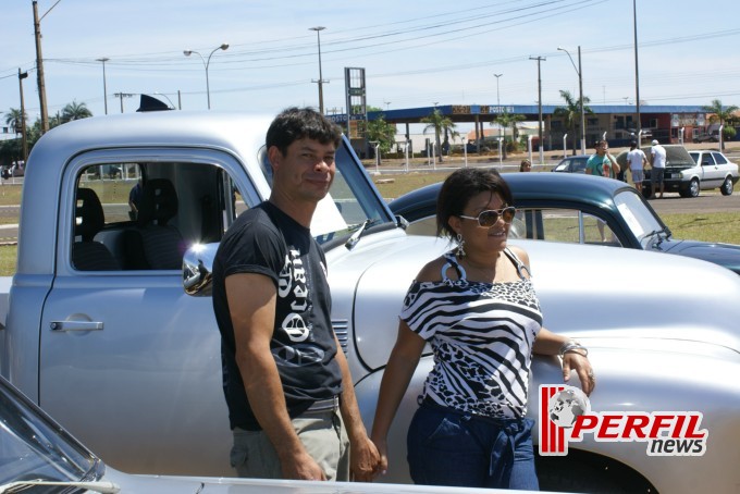 Encontro de carros antigos recebe milhares de pessoas