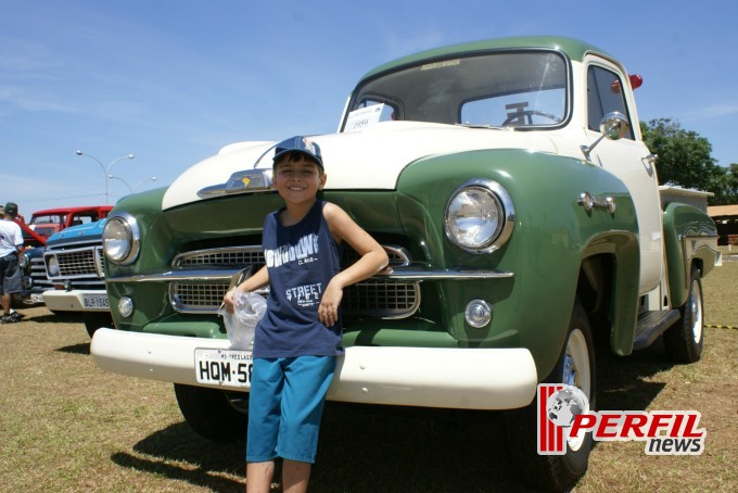 Encontro de carros antigos recebe milhares de pessoas