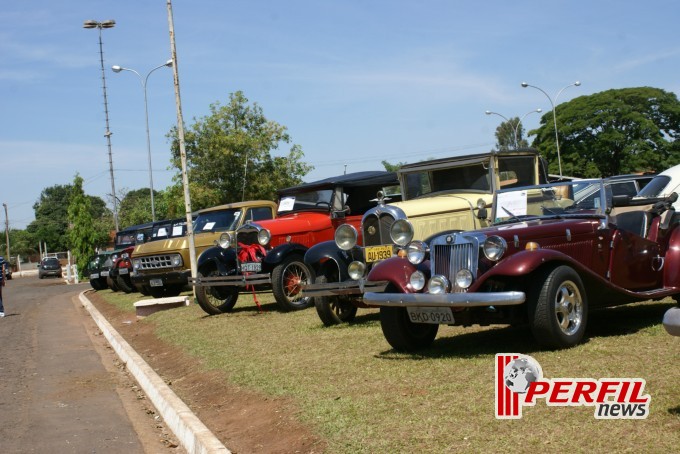 Encontro de carros antigos recebe milhares de pessoas