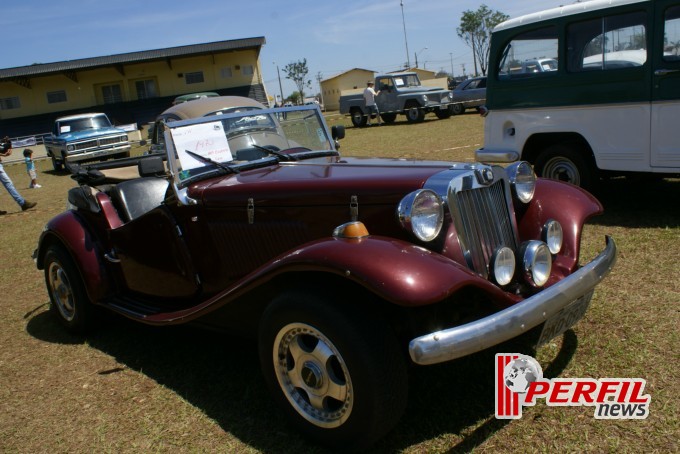 Encontro de carros antigos recebe milhares de pessoas